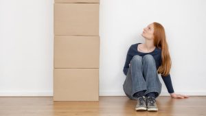 Mujer con cajas de mudanza guardadas en un self storage
