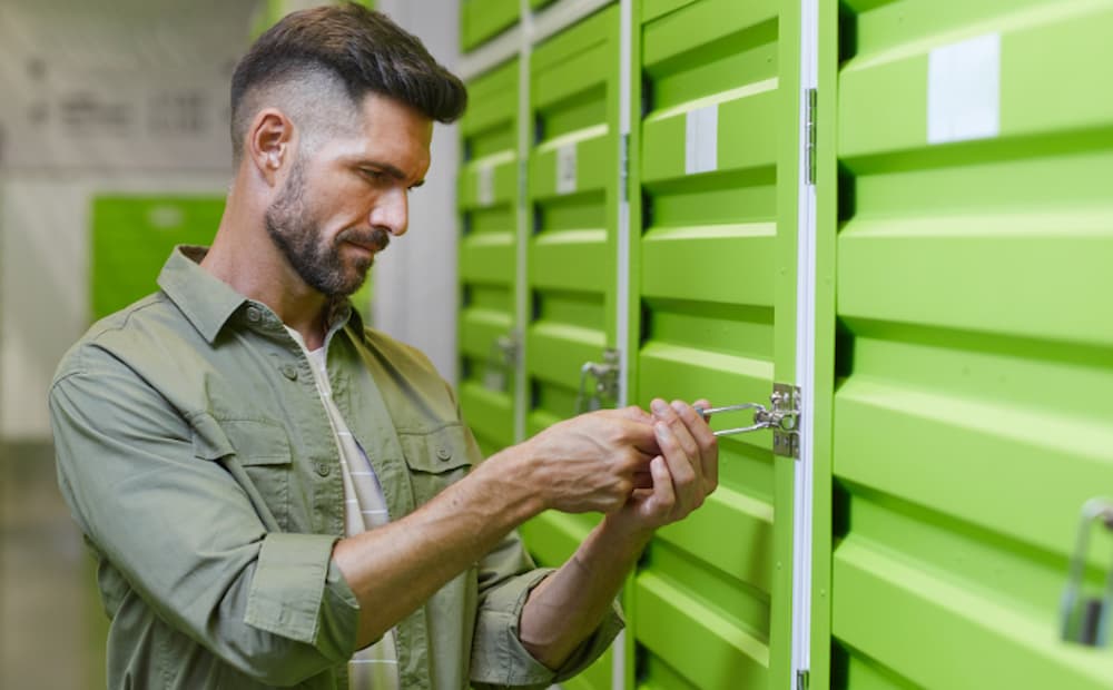 cliente de self storage accediendo a su trastero