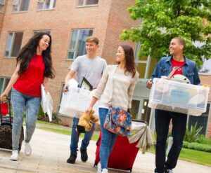 estudiantes en un centro de self storage