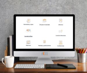 El sector del Self Storage no deja de evolucionar, nuevas normativas, retos tecnológicos, tendencias de mercado, necesidades del cliente… Todo cambia rápidamente. Por eso, ser parte de AESS no solo significa tener visibilidad en un escaparate sectorial, sino también formar parte de un canal directo de comunicación, formación y conocimiento diseñado específicamente para impulsar a nuestros asociados. Tu centro de recursos y conexión profesional Dentro de la web de AESS, los asociados tienen acceso exclusivo a un área privada creada para ofrecer información de valor, herramientas de gestión y espacios de participación que ayudan a estar siempre un paso por delante. En este espacio encontrarás todo lo necesario para gestionar tu negocio con seguridad, innovación y respaldo sectorial. Normativas y leyes Mantente al día con la legislación vigente que afecta al Self Storage en España y Europa. En AESS recopilamos, actualizamos y explicamos las normativas y leyes relevantes para que puedas actuar con confianza y cumplir siempre con la regulación aplicable. Informes y estudios de mercado Accede a informes exclusivos sobre la evolución del sector, análisis de ocupación, rentabilidad, tendencias de precios y previsiones de crecimiento. Información que te ayudará a tomar decisiones estratégicas basadas en datos reales. Comité de Ética y Canal de Denuncias Porque la transparencia y la confianza son pilares de AESS, el área privada ofrece acceso directo al Comité de Ética y a un Canal de Denuncias donde los asociados pueden comunicar cualquier incidencia de forma confidencial y segura. Nuestro compromiso es garantizar un sector profesional, ético y sólido. Webinarios, conferencias y formación continua Desde la plataforma privada puedes inscribirte fácilmente a nuestros webinarios, talleres y conferencias. Eventos donde expertos nacionales e internacionales comparten sus conocimientos, experiencias y buenas prácticas para que tu empresa siga creciendo. Una red de apoyo y crecimiento Ser miembro de AESS es formar parte de una comunidad profesional que impulsa el desarrollo del sector. La asociación actúa como punto de encuentro entre operadores, proveedores y profesionales, fomentando la colaboración y la mejora continua. Además, el área privada no es solo un repositorio de recursos: es una puerta abierta a la participación, donde cada asociado puede aportar su voz, compartir inquietudes y contribuir al crecimiento colectivo. ¿Aún no eres miembro de AESS? Si todavía no formas parte del sector del Self Storage y aún no eres miembro de AESS, este es el momento perfecto para unirte. Descubre todas las ventajas de pertenecer a una organización que representa, defiende y apoya al Self Storage español con pasión y profesionalidad. Hazte socio de AESS y accede hoy mismo a todo el conocimiento, apoyo y oportunidades que te ayudarán a hacer crecer tu negocio.